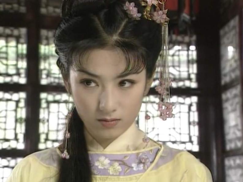 黄奕直播再回应女儿出道争议黄奕在直播中再次回应了关于女儿出道的争议。她表示，自己从未主动考虑过让女儿出道，并且对于网络上关于女儿出道的讨论感到非常意外。她强调，女儿的未来应该由她自己决定，而不是被外界的声音所左右。同时，黄奕也表示会尊重女儿的选择，如果她将来有兴趣尝试进入娱乐圈，会给予她支持和鼓励。