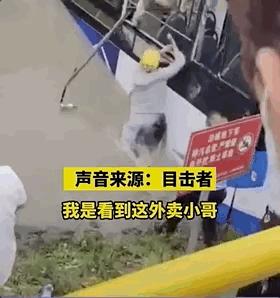 偷外卖女生坠楼关于偷外卖女生坠楼的事件，我理解这是一个非常令人痛心和令人深思的事件。首先，我们应该尊重生命，无论在任何情况下，生命都是最宝贵的。同时，我们也应该关注事件背后的原因和细节，以便更好地了解事件的真相。