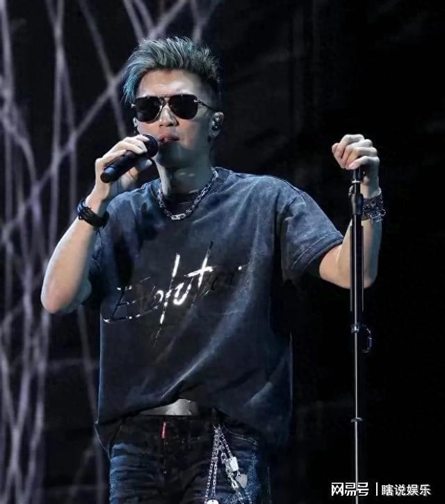 谢霆锋演唱会唱哭震撼心灵！谢霆锋演唱会现场唱哭无数粉丝的心