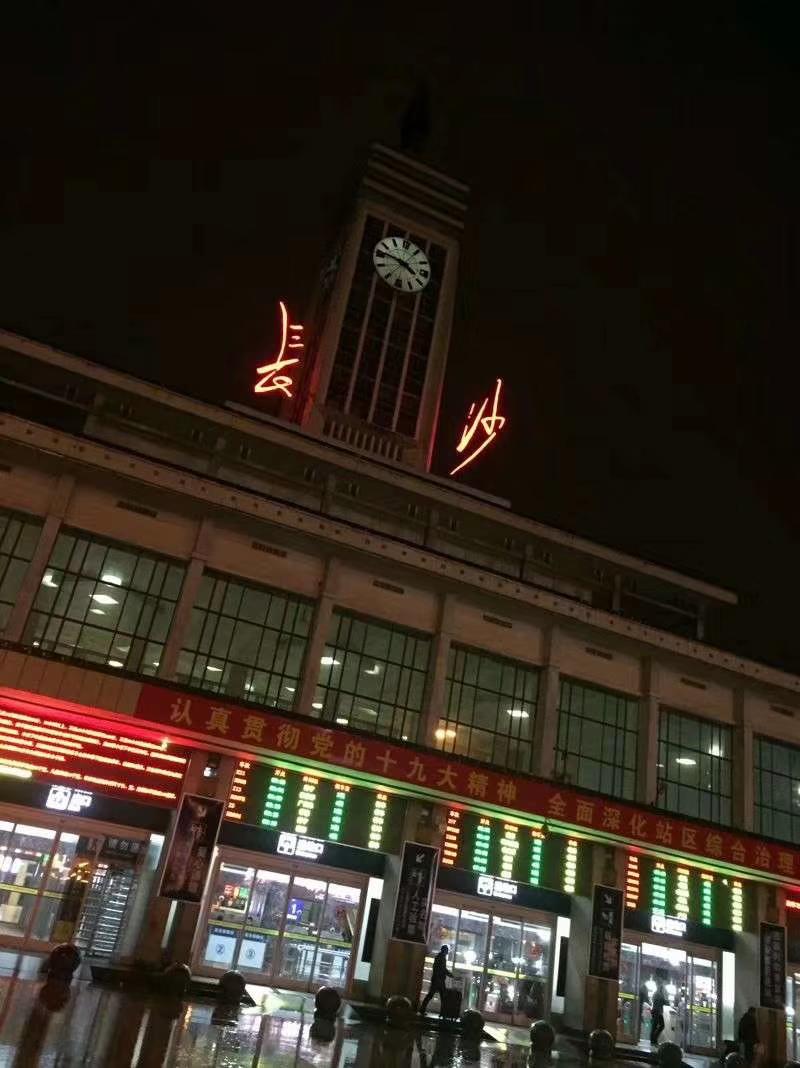 长沙老板开免费青旅长沙有一位老板开设了一家免费的青旅，为游客和需要临时住宿的人们提供了一个独特的住宿体验。这种青旅的出现，不仅为人们带来了便利，也体现了老板的公益心和人文关怀。