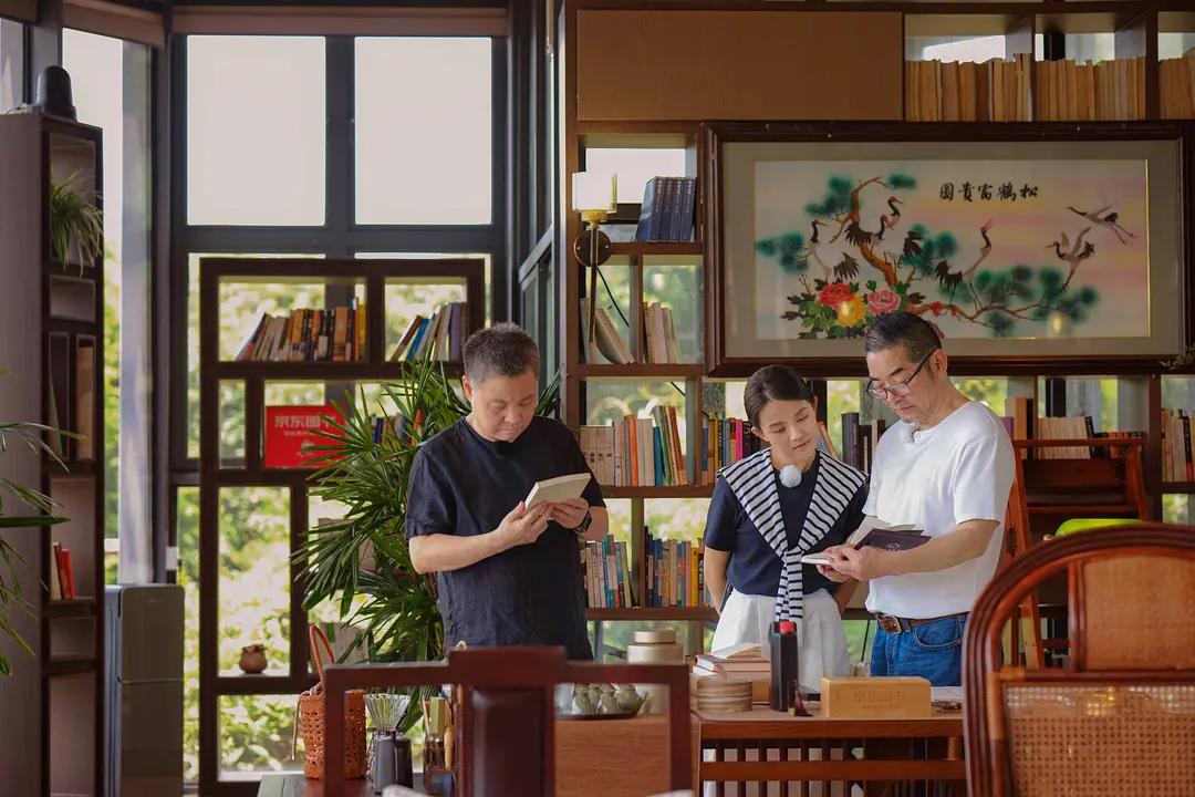 一群“余华”举起了“铁生”
