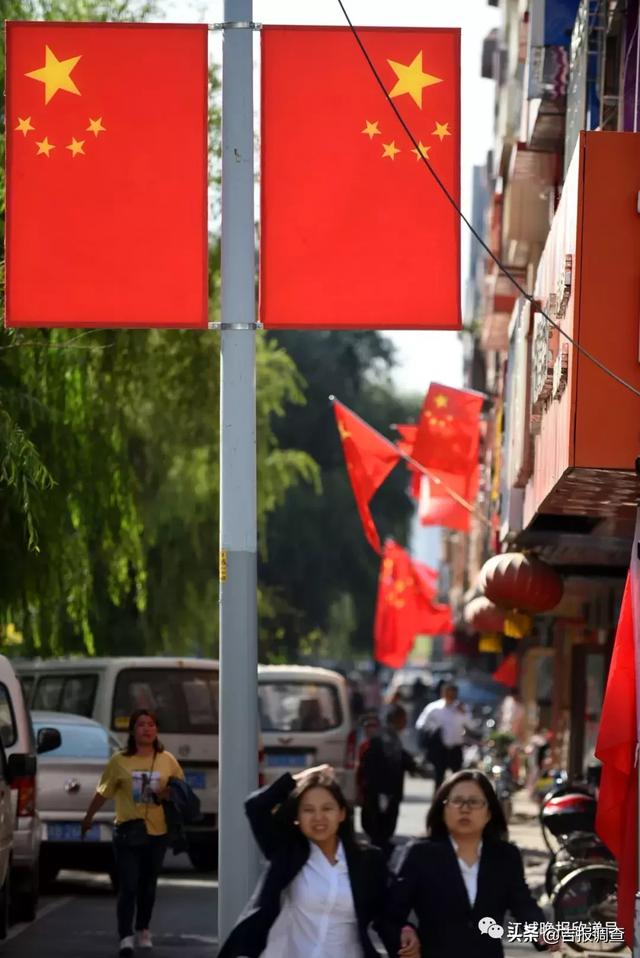 北京大街小巷升挂五星红旗北京大街小巷升挂五星红旗——城市中的红色情怀